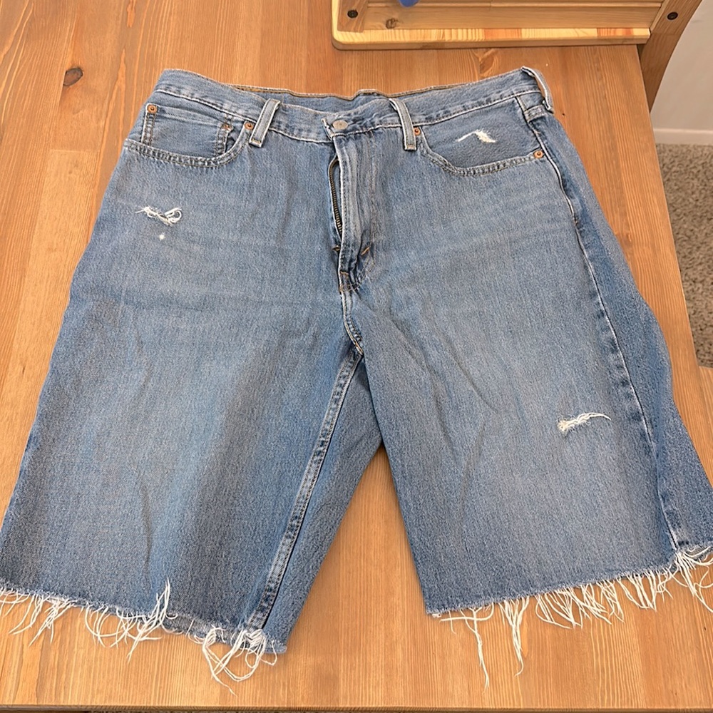 Levi’s 469 Men’s Cut-off Jean Shorts. 33W, Light Blue Denim, Loose Fit